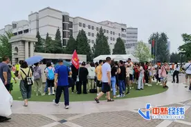 花4580元，和电脑里的名校校门“合影”图片