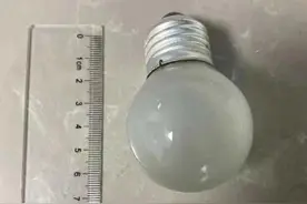 男子为验证视频将灯泡塞嘴里，数小时后医生用开口器才取出图片