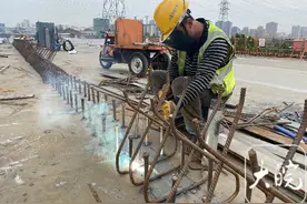 高温下的电焊工：直面火花和高温的双重“烤”验图片