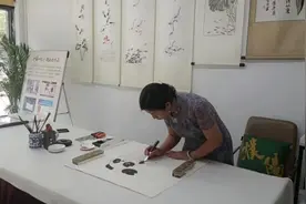 女子用刀作画，6小时绘制成都大运会吉祥物：为运动健儿加油，发扬传统文化图片