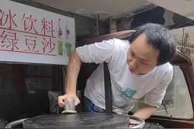 “拐杖煎饼哥”走红后续 ｜获天天正能量奖，他想为父母修好破损的大门图片