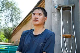 不让好人心寒！哥债弟还，梁山李瑞德拄着双拐替亡兄还债18万多图片