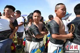 内蒙古草原上的儿童那达慕图片