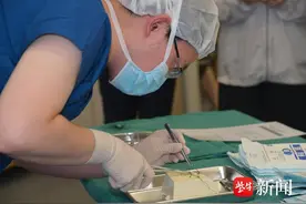 为山竹做“手术”，在豆腐上做缝合！省人医青年外科医师技能“大比武”图片