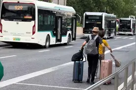 始发站空调公交车厢温度高，乘客称像在“蒸桑拿”！候车体验怎被忽视？图片
