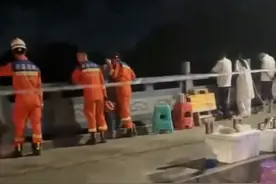 夫妻深夜桥上摆摊，妻子突然跳河身亡！警方回应图片