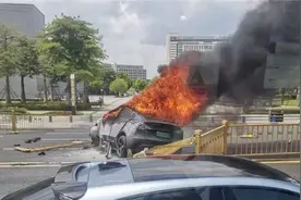 特斯拉Model Y与奥迪相撞后起火，疑似车主回应：电池被刺破5分钟烧起来，破了风挡玻璃才爬出汽车图片