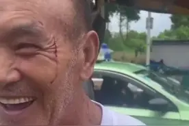 老人拉黄包车被女顾客打，仅仅因为一块钱，网友：这么和蔼的老人真让人心疼图片