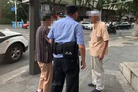 “下次一定不能乱跑了！”老伴走丢寻回后，77岁的他紧牵她的手图片