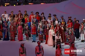 成都大运会开幕式响起天籁之音 凉山姑娘领唱《国旗国旗真美丽》图片