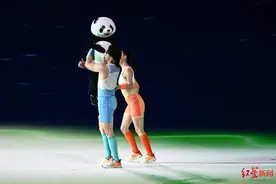 成都大运会开幕式上最小演员，这只小小的熊猫萌到你了吗？图片