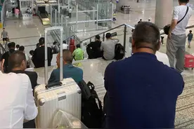 福州暴雨致多趟高铁、航班晚点，有人早晨7点出门赶车看演唱会，下午还在高铁站图片