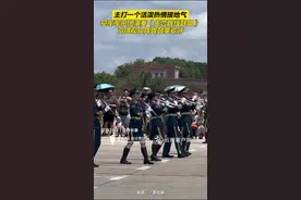 空军军乐团演奏《失恋阵线联盟》 引得观众鼓掌欢呼图片