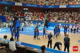 中国男篮在成都大运会首次亮相：邹阳、张宁、陈国豪等5名队员首发对阵巴西图片