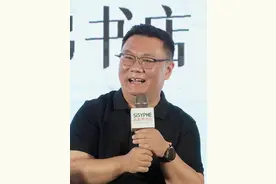 法医秦明携新书《白卷》来汉，上千粉丝来到现场与“法医团”互动图片
