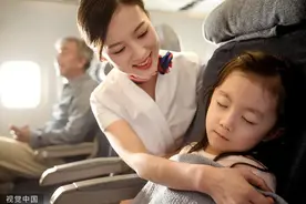 乘坐飞机，毛毯要收费？网友：震惊了我！图片