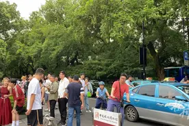 同学会开到了博物馆，“看展式社交”火了！中国丝绸博物馆人气“敦煌展”排起长队，橙友圈也刷屏了图片