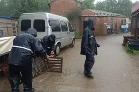 制定防汛应急预案，组建抢险队！物业24小时守在小区防汛一线图片