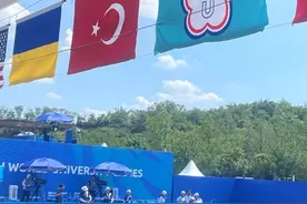 击败韩国！成都大运会女子复合弓团体决赛中国队夺金，现场观众合唱《成都》图片