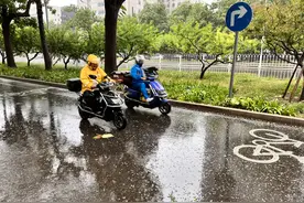北京持续降雨外卖订单增加，平台多举措保障骑手送餐图片