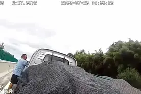 瓜农车坏高速，交警现场“带货” 网友：这瓜保甜！图片