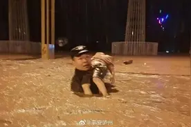 在齐胸洪水中托举小女孩的他，获记个人一等奖图片