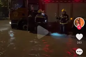 “你们像天使！”暴雨袭击北方多地，这些雨中感人瞬间冲上热搜图片