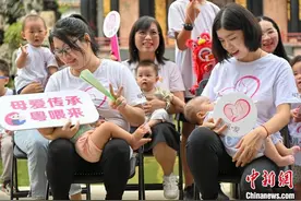 广州举行母乳喂养“快闪” 倡议提升公共场所母婴关爱服务图片