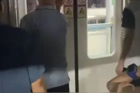 重庆轻轨道发生故障，一大爷砸碎了车窗……该不该砸，要不要赔？图片