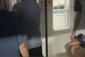 重庆轻轨道发生故障，一大爷砸碎了车窗……该不该砸，要不要赔？图片