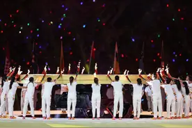 成都大运会开幕，特步以“智造”助力年轻人追梦图片