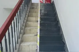 油漆脚印“长”满地，小区改造后楼梯成“花脸”，目前已整改图片