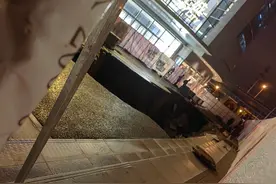 北京石景山京西大悦城西侧路面塌陷，警方：降雨导致，未造成伤亡图片