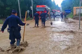 暴雨引发泥石流 民警横刀立马保畅通图片