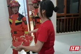 两名女童被困卫生间被救后，家长端来冰凉的西瓜图片