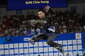 这位台湾选手夺得金牌！比赛背景音乐是《我爱你，中国》图片