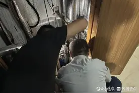 济南西部一小区居民家中自来水水压低，维修人员一招解决图片