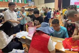 点赞！新生注册日中山工行集中上门办理校园卡图片