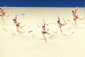 （成都大运会）艺术体操——集体三带两球：中国队摘银图片