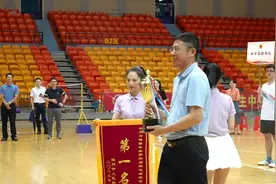 视频|劈吊、杀球……来看梅县检察羽毛球队夺冠精彩瞬间图片