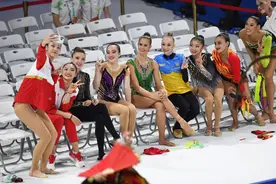 大运瞬间丨台上是对手，台下是朋友图片