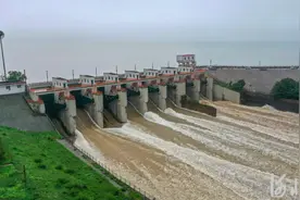 石家庄黄壁庄水库加大流量泄洪图片