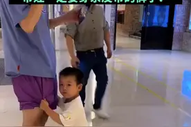 社死现场，男子商场带娃被扒裤子，“带娃一定要穿系皮带的裤子！”图片