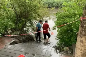 北京凉水河暴涨，两岸健身步道淹没：仍有人越线捞鱼，让人看着心惊图片