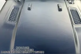 女子将豪车停在景区门口，遭陌生人私自踩爬拍照，估损超万元图片