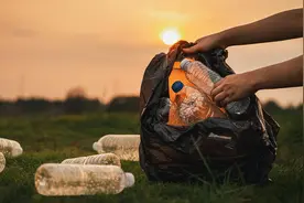 室温降解塑料！华东师范大学教授用光“狙击”塑料围城图片