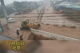 男子冒险开铲车逆流而上，勇救一家三口。网友：为身边的英雄点赞！图片