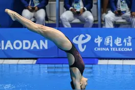 成都大运会丨陈佳获跳水女子1米板冠军 收获榜样任茜一个大拥抱图片