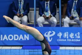 成都大运会丨陈佳获跳水女子1米板冠军 收获榜样任茜一个大拥抱图片