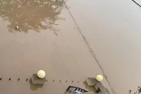 洪水围困下的涿州市民：14人被困宿舍2楼超24小时，有八旬老人在平房楼顶等待救援图片